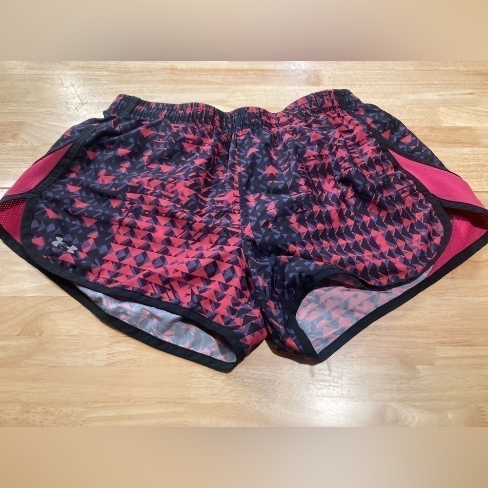 Under Armour heat gear semi fitted shorts in size medium